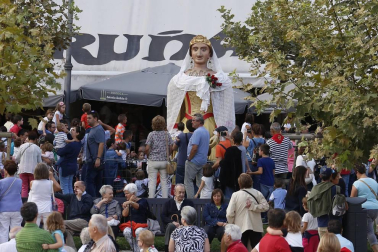 La Comparsa de Gigantes y Cabezudos de Pamplona sale a celebrar el Privilegio de la Unión