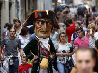 La Comparsa de Gigantes y Cabezudos de Pamplona sale a celebrar el Privilegio de la Unión