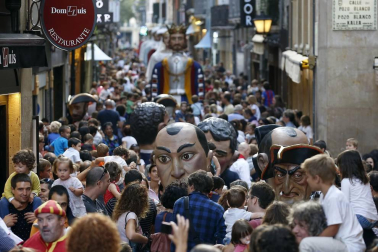 La Comparsa de Gigantes y Cabezudos de Pamplona sale a celebrar el Privilegio de la Unión