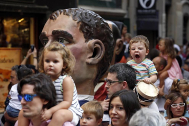 La Comparsa de Gigantes y Cabezudos de Pamplona sale a celebrar el Privilegio de la Unión
