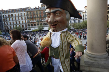 La Comparsa de Gigantes y Cabezudos de Pamplona sale a celebrar el Privilegio de la Unión
