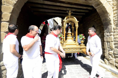 Imágenes de la procesión en fiestas de Artajona.