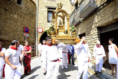 Imágenes de la procesión en fiestas de Artajona.