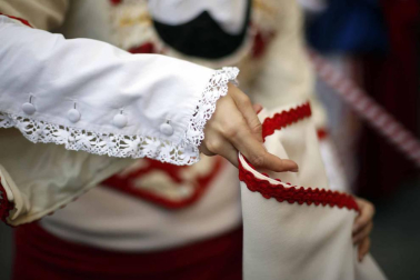 Imágenes de la corporación municipal y los danzantes, durante el desfile del Privilegio de la Unión, celebrado este viernes en Pamplona.