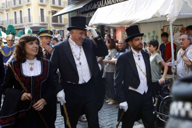 Imágenes de la corporación municipal y los danzantes, durante el desfile del Privilegio de la Unión, celebrado este viernes en Pamplona.