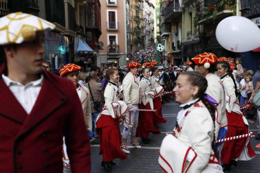 Imágenes de la corporación municipal y los danzantes, durante el desfile del Privilegio de la Unión, celebrado este viernes en Pamplona.
