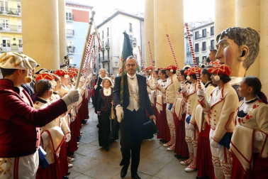 Imágenes de la corporación municipal y los danzantes, durante el desfile del Privilegio de la Unión, celebrado este viernes en Pamplona.