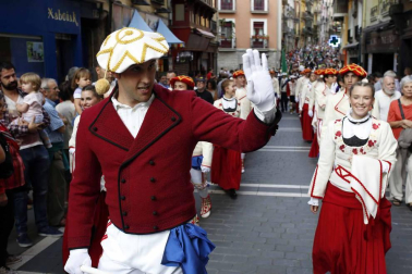 Imágenes de la corporación municipal y los danzantes, durante el desfile del Privilegio de la Unión, celebrado este viernes en Pamplona.