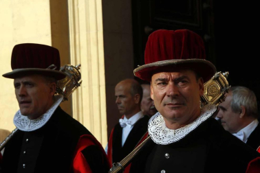 Imágenes de la corporación municipal y los danzantes, durante el desfile del Privilegio de la Unión, celebrado este viernes en Pamplona.