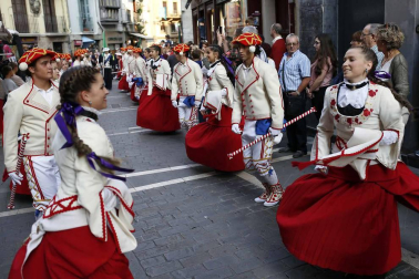Imágenes de la corporación municipal y los danzantes, durante el desfile del Privilegio de la Unión, celebrado este viernes en Pamplona.