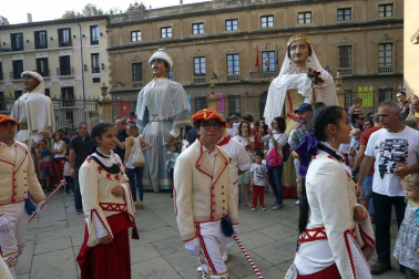Imágenes de la corporación municipal y los danzantes, durante el desfile del Privilegio de la Unión, celebrado este viernes en Pamplona.