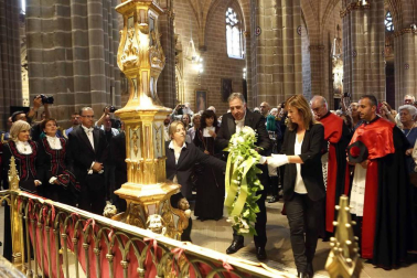 Imágenes de la corporación municipal y los danzantes, durante el desfile del Privilegio de la Unión, celebrado este viernes en Pamplona.