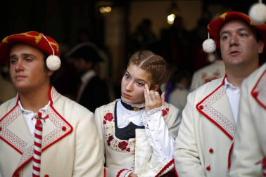 Imágenes de la corporación municipal y los danzantes, durante el desfile del Privilegio de la Unión, celebrado este viernes en Pamplona.