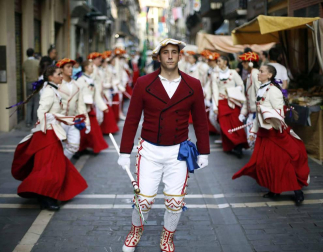 Imágenes de la corporación municipal y los danzantes, durante el desfile del Privilegio de la Unión, celebrado este viernes en Pamplona.