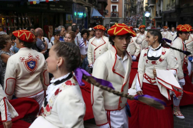 Imágenes de la corporación municipal y los danzantes, durante el desfile del Privilegio de la Unión, celebrado este viernes en Pamplona.