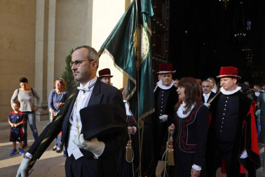 Imágenes de la corporación municipal y los danzantes, durante el desfile del Privilegio de la Unión, celebrado este viernes en Pamplona.