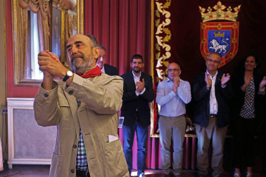 El periodista y escritor Javier Pagola recibe el segundo Pañuelo de Pamplona