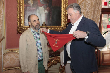 El periodista y escritor Javier Pagola ha recibido este viernes de manos del alcalde de Pamplona, Joseba Asiron, el segundo Pañuelo de Pamplona-Iruñeko Zapia por su vocación de servicio público desinteresado.
