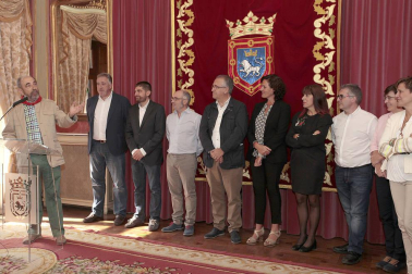 El periodista y escritor Javier Pagola ha recibido este viernes de manos del alcalde de Pamplona, Joseba Asiron, el segundo Pañuelo de Pamplona-Iruñeko Zapia por su vocación de servicio público desinteresado.