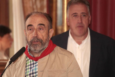 El periodista y escritor Javier Pagola ha recibido este viernes de manos del alcalde de Pamplona, Joseba Asiron, el segundo Pañuelo de Pamplona-Iruñeko Zapia por su vocación de servicio público desinteresado.