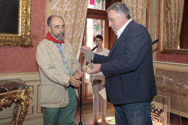 El periodista y escritor Javier Pagola ha recibido este viernes de manos del alcalde de Pamplona, Joseba Asiron, el segundo Pañuelo de Pamplona-Iruñeko Zapia por su vocación de servicio público desinteresado.