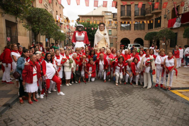 Cintruénigo continuó ayer de blanco y rojo honrando a la Virgen de la Paz, y lo hizo dedicando la jornada festiva a las mujeres de la localidad, que disfrutaron de numerosos actos en su honor en una jornada que comenzó fría y algo lluviosa, lo que provocó la suspensión del encierro matinal.