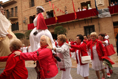 Cintruénigo continuó ayer de blanco y rojo honrando a la Virgen de la Paz, y lo hizo dedicando la jornada festiva a las mujeres de la localidad, que disfrutaron de numerosos actos en su honor en una jornada que comenzó fría y algo lluviosa, lo que provocó la suspensión del encierro matinal.