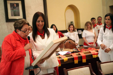 Cintruénigo continuó ayer de blanco y rojo honrando a la Virgen de la Paz, y lo hizo dedicando la jornada festiva a las mujeres de la localidad, que disfrutaron de numerosos actos en su honor en una jornada que comenzó fría y algo lluviosa, lo que provocó la suspensión del encierro matinal.