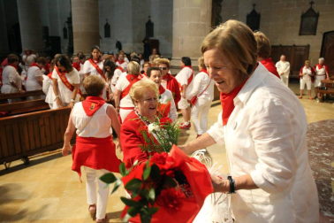 Cintruénigo continuó ayer de blanco y rojo honrando a la Virgen de la Paz, y lo hizo dedicando la jornada festiva a las mujeres de la localidad, que disfrutaron de numerosos actos en su honor en una jornada que comenzó fría y algo lluviosa, lo que provocó la suspensión del encierro matinal.