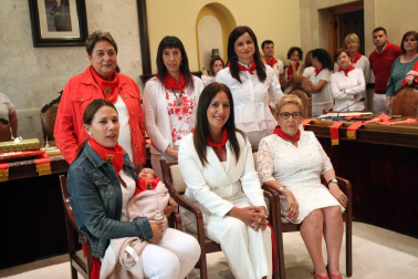 Cintruénigo continuó ayer de blanco y rojo honrando a la Virgen de la Paz, y lo hizo dedicando la jornada festiva a las mujeres de la localidad, que disfrutaron de numerosos actos en su honor en una jornada que comenzó fría y algo lluviosa, lo que provocó la suspensión del encierro matinal.