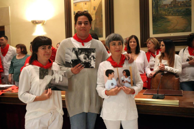 Cintruénigo continuó ayer de blanco y rojo honrando a la Virgen de la Paz, y lo hizo dedicando la jornada festiva a las mujeres de la localidad, que disfrutaron de numerosos actos en su honor en una jornada que comenzó fría y algo lluviosa, lo que provocó la suspensión del encierro matinal.