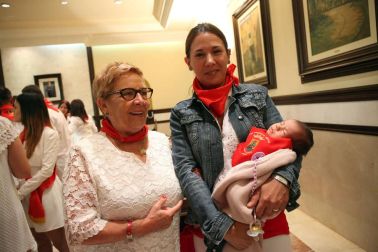 Cintruénigo continuó ayer de blanco y rojo honrando a la Virgen de la Paz, y lo hizo dedicando la jornada festiva a las mujeres de la localidad, que disfrutaron de numerosos actos en su honor en una jornada que comenzó fría y algo lluviosa, lo que provocó la suspensión del encierro matinal.