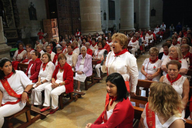 Cintruénigo continuó ayer de blanco y rojo honrando a la Virgen de la Paz, y lo hizo dedicando la jornada festiva a las mujeres de la localidad, que disfrutaron de numerosos actos en su honor en una jornada que comenzó fría y algo lluviosa, lo que provocó la suspensión del encierro matinal.