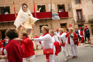 Cintruénigo continuó ayer de blanco y rojo honrando a la Virgen de la Paz, y lo hizo dedicando la jornada festiva a las mujeres de la localidad, que disfrutaron de numerosos actos en su honor en una jornada que comenzó fría y algo lluviosa, lo que provocó la suspensión del encierro matinal.