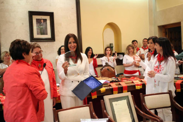 Cintruénigo continuó ayer de blanco y rojo honrando a la Virgen de la Paz, y lo hizo dedicando la jornada festiva a las mujeres de la localidad, que disfrutaron de numerosos actos en su honor en una jornada que comenzó fría y algo lluviosa, lo que provocó la suspensión del encierro matinal.