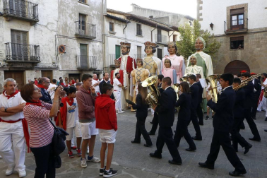Comparsa de Gigantes y Cabezudos del cohete de Fiestas de Sangüesa 2017