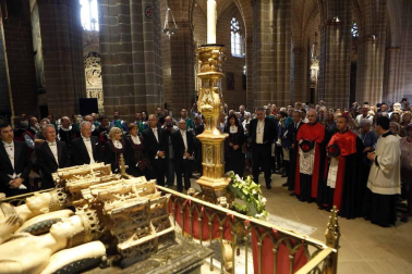 Imágenes de la corporación municipal y los danzantes, durante el desfile del Privilegio de la Unión, celebrado este viernes en Pamplona.