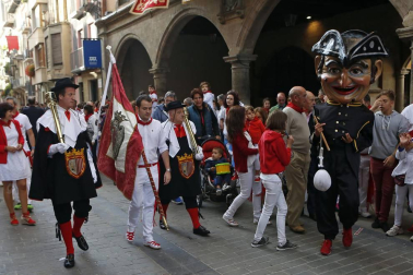 Comparsa de Gigantes y Cabezudos del cohete de Fiestas de Sangüesa 2017