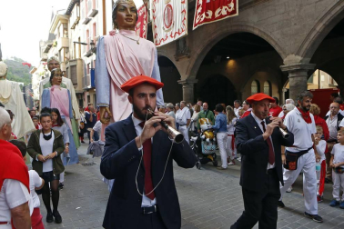 Comparsa de Gigantes y Cabezudos del cohete de Fiestas de Sangüesa 2017