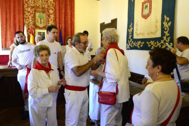 Jon Goicoechea Medrano prendió la mecha en memoria de su tío, Pedro Medrano, fallecido en junio.