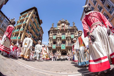 Imágenes de la despedida de los gigantes desde la plaza del Ayuntamiento de Pamplona.