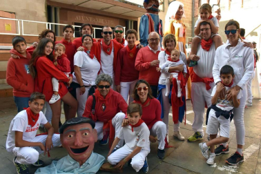 En el quinto y último día de fiestas de Cascante, el dedicado al Santísimo Cristo de la Columna, mayores y pequeños se acercaron a la plaza de Los Fueros para despedir a la Comparsa de gigantes y cabezudos. La jornada festiva se completó con solemne eucaristía, espectáculo infantil, exhibición de bravura en la plaza de toros, encierro, bailes regionales con gaiteros y, para cerrar la fiesta, 'Pobre de mí' y despedida.