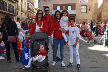 En el quinto y último día de fiestas de Cascante, el dedicado al Santísimo Cristo de la Columna, mayores y pequeños se acercaron a la plaza de Los Fueros para despedir a la Comparsa de gigantes y cabezudos. La jornada festiva se completó con solemne eucaristía, espectáculo infantil, exhibición de bravura en la plaza de toros, encierro, bailes regionales con gaiteros y, para cerrar la fiesta, 'Pobre de mí' y despedida.