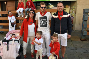 En el quinto y último día de fiestas de Cascante, el dedicado al Santísimo Cristo de la Columna, mayores y pequeños se acercaron a la plaza de Los Fueros para despedir a la Comparsa de gigantes y cabezudos. La jornada festiva se completó con solemne eucaristía, espectáculo infantil, exhibición de bravura en la plaza de toros, encierro, bailes regionales con gaiteros y, para cerrar la fiesta, 'Pobre de mí' y despedida.