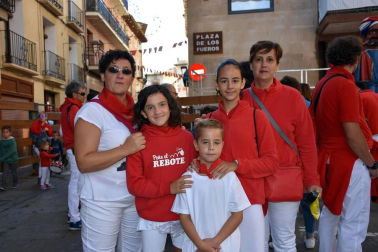 En el quinto y último día de fiestas de Cascante, el dedicado al Santísimo Cristo de la Columna, mayores y pequeños se acercaron a la plaza de Los Fueros para despedir a la Comparsa de gigantes y cabezudos. La jornada festiva se completó con solemne eucaristía, espectáculo infantil, exhibición de bravura en la plaza de toros, encierro, bailes regionales con gaiteros y, para cerrar la fiesta, 'Pobre de mí' y despedida.