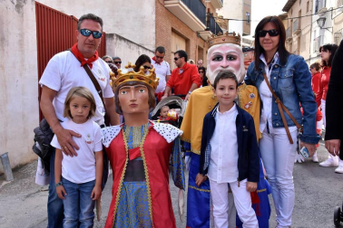 En el quinto y último día de fiestas de Cascante, el dedicado al Santísimo Cristo de la Columna, mayores y pequeños se acercaron a la plaza de Los Fueros para despedir a la Comparsa de gigantes y cabezudos. La jornada festiva se completó con solemne eucaristía, espectáculo infantil, exhibición de bravura en la plaza de toros, encierro, bailes regionales con gaiteros y, para cerrar la fiesta, 'Pobre de mí' y despedida.