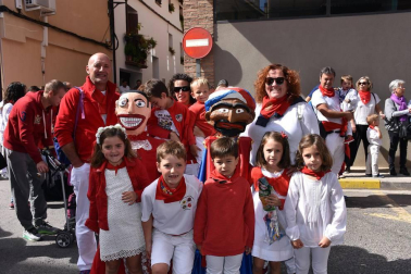 En el quinto y último día de fiestas de Cascante, el dedicado al Santísimo Cristo de la Columna, mayores y pequeños se acercaron a la plaza de Los Fueros para despedir a la Comparsa de gigantes y cabezudos. La jornada festiva se completó con solemne eucaristía, espectáculo infantil, exhibición de bravura en la plaza de toros, encierro, bailes regionales con gaiteros y, para cerrar la fiesta, 'Pobre de mí' y despedida.