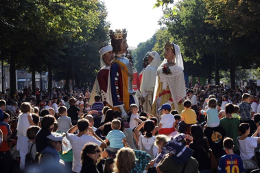 Los Gigantes y cabezudos bailaron en Pamplona con motivo de las fiestas de 2017.