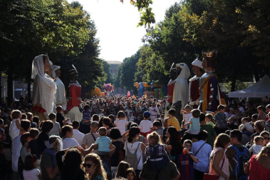 Los Gigantes y cabezudos bailaron en Pamplona con motivo de las fiestas de 2017.
