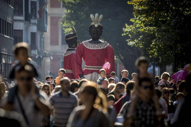 Los Gigantes y cabezudos bailaron en Pamplona con motivo de las fiestas de 2017.